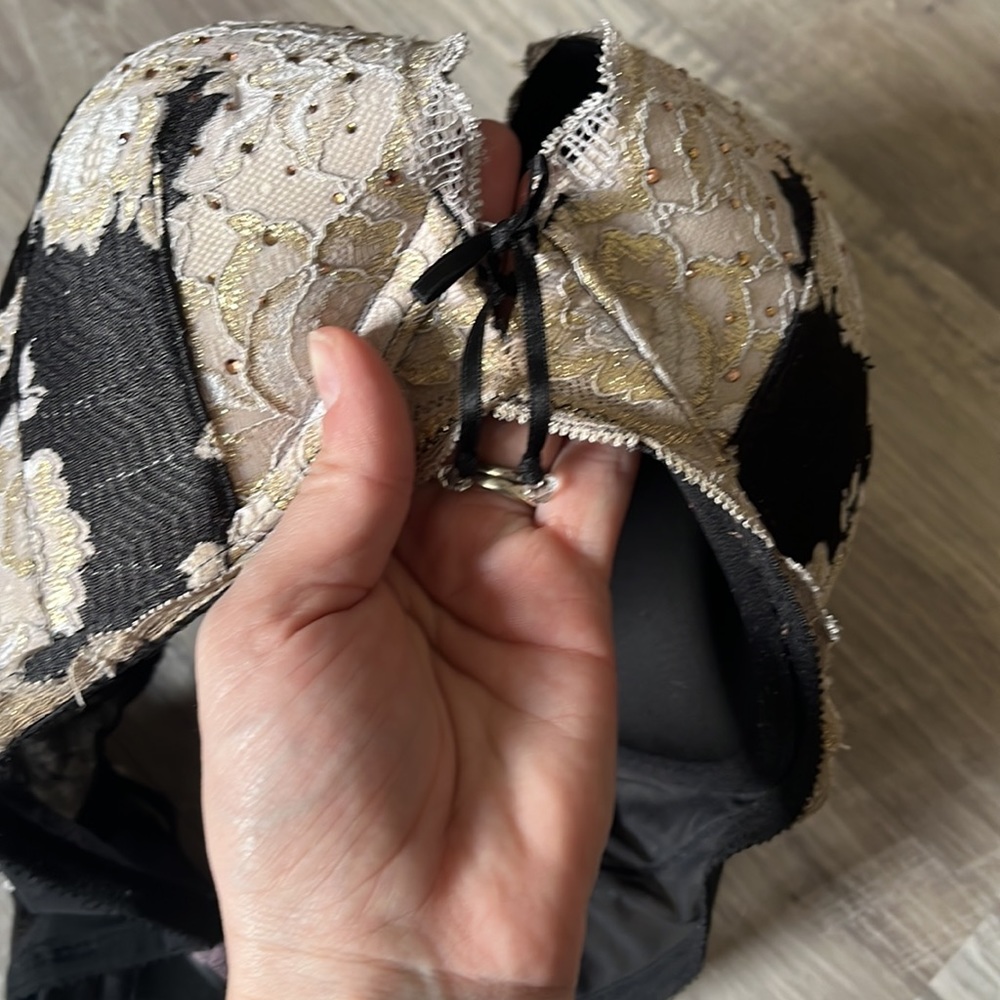 Victoria’s Secret very sexy push up bra - Picture 2 of 6